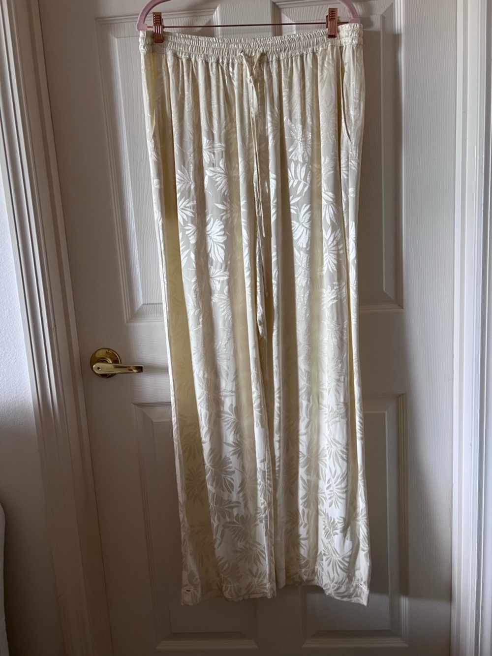 XiRENA Anthropologie Ivory Satin Straight Leg Dress Pants Large EUC